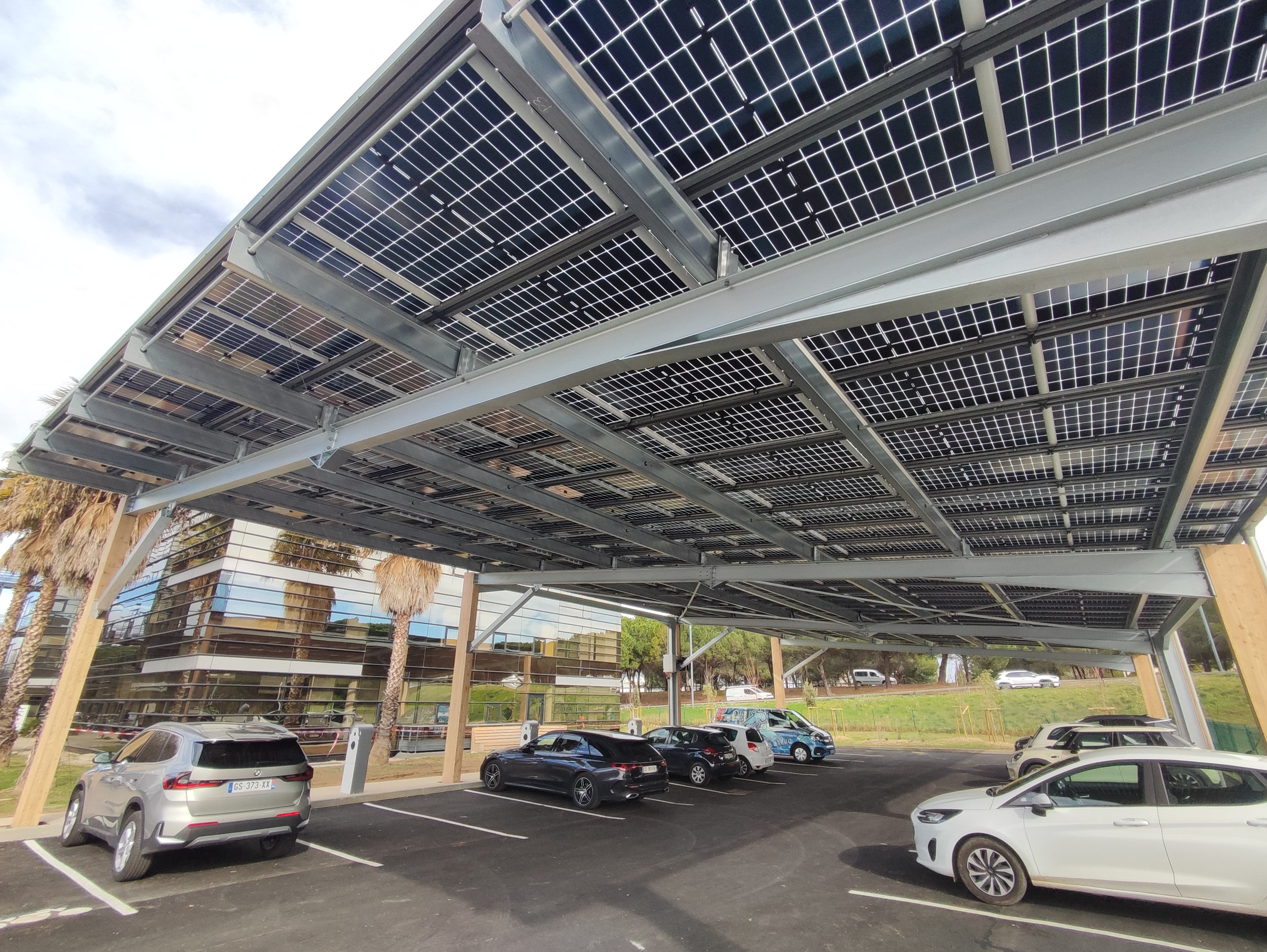 Ombrière de parking pour répondre à la loi et borne de recharge