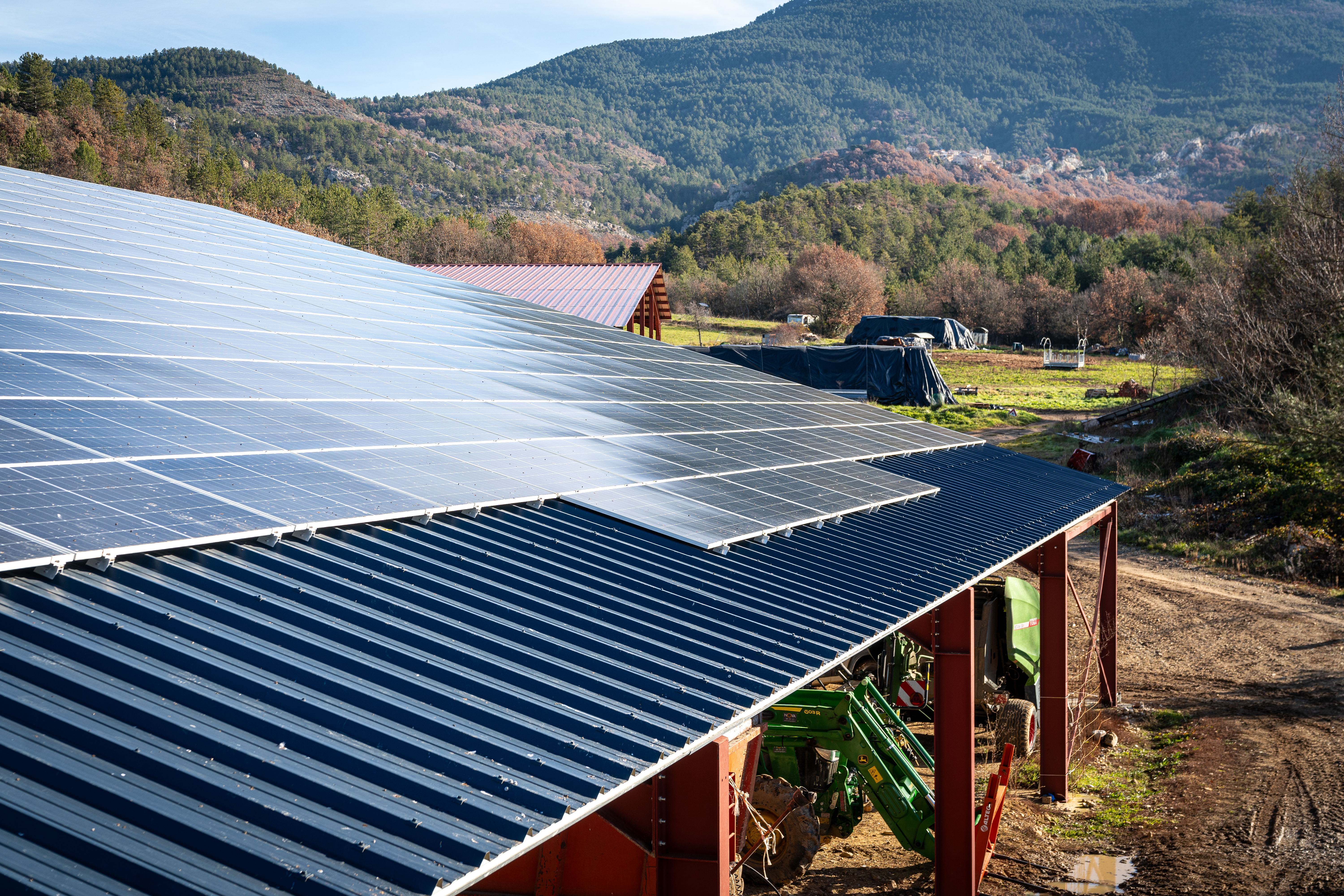 Hangar agricole de stockage matériel avec des panneaux photovoltaïque sur le toit
