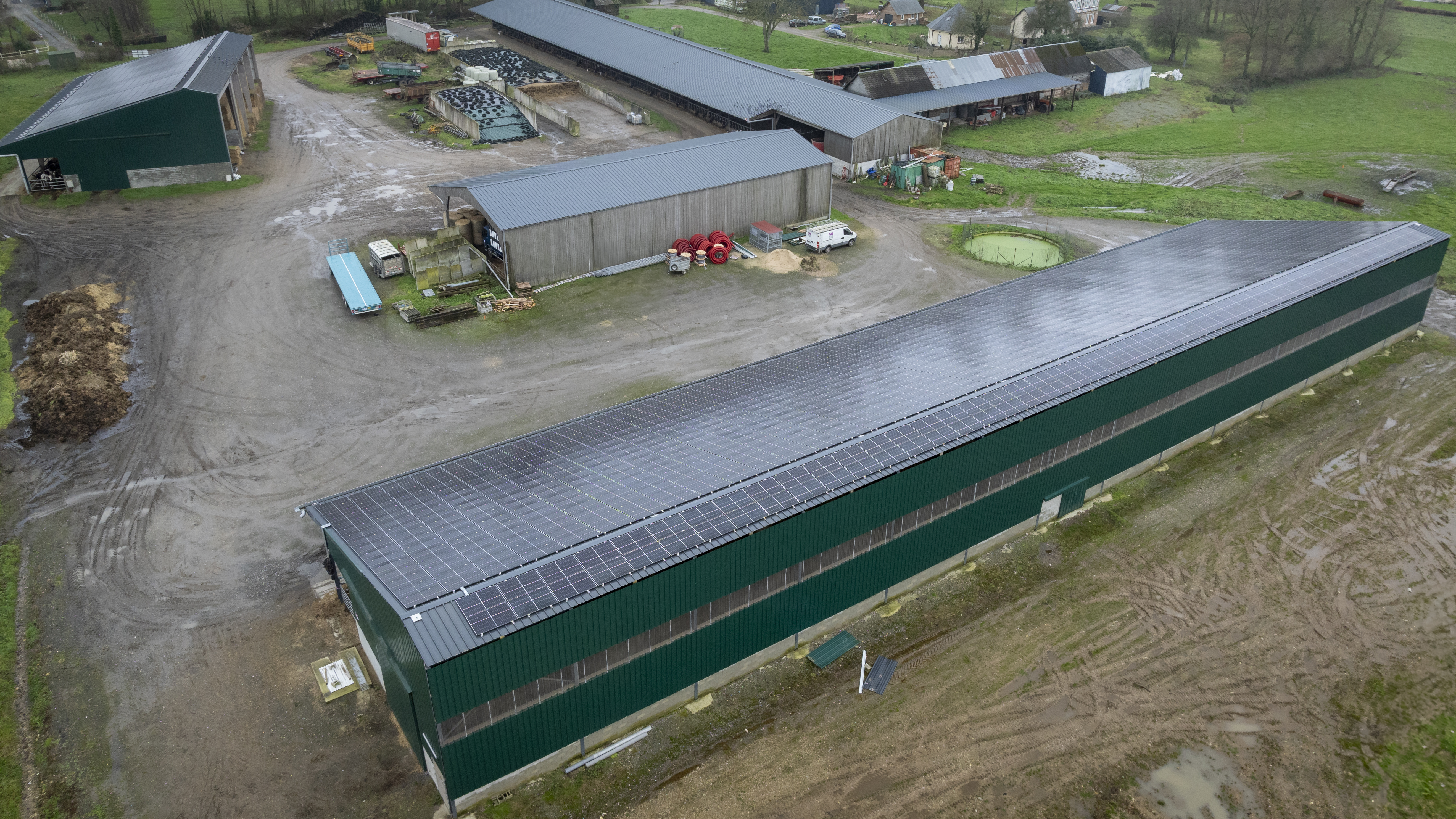 Grande toiture hangar avec panneaux photovoltaique